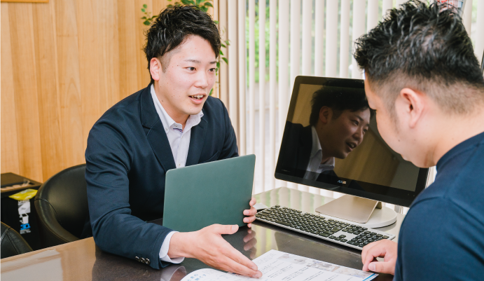 説明をする男性