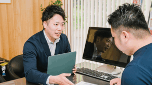 転職希望者がキャリアアドバイザーとオフィスで向かい合って話す面談風景