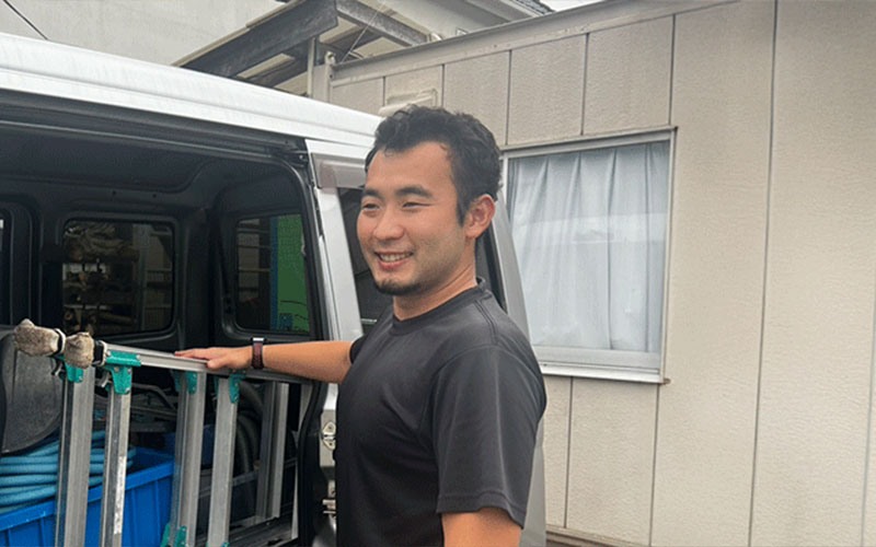 豊川市で転職後に新しい職場で働く20代男性原田様の様子