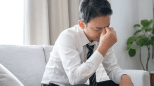 転職を前に悩んでいる若者のイメージ写真２